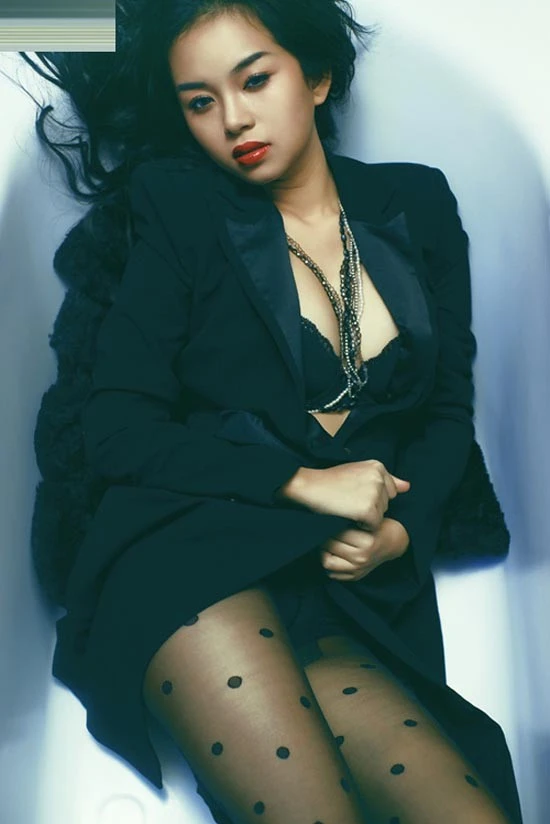 Đọ độ nóng bỏng của các "cô nàng Vàng Anh" một thời ảnh 9