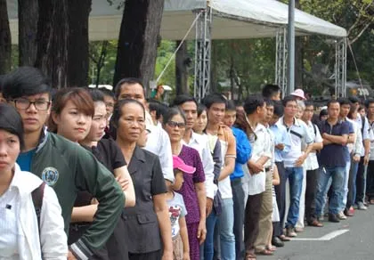 Dòng người đổ về Dinh Độc Lập tiễn đưa Đại tướng ảnh 4