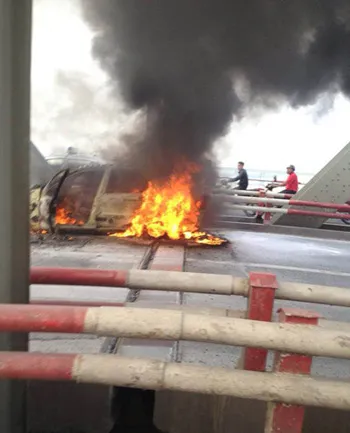 Ô tô 4 chỗ bốc cháy ngùn ngụt trên cầu Chương Dương ảnh 3 Ô tô 4 chỗ bốc cháy ngùn ngụt trên cầu Chương Dương ảnh 3