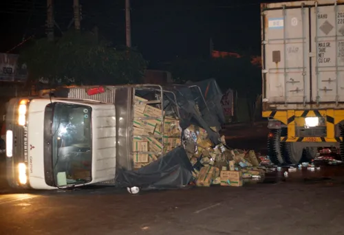 Hàng chục người bảo vệ hiện trường xe chở sữa bị lật ảnh 1 Hàng chục người bảo vệ hiện trường xe chở sữa bị lật ảnh 1