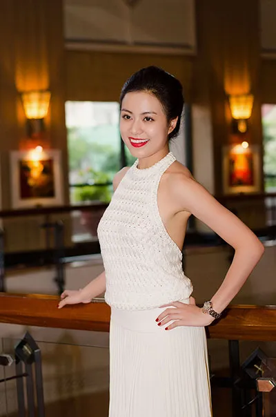 Hoàng Thùy Linh khoe lưng trần ảnh 6 Hoàng Thùy Linh khoe lưng trần ảnh 6