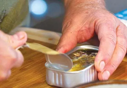 Đồ hộp nhiễm độc: Ăn là liệt! ảnh 1