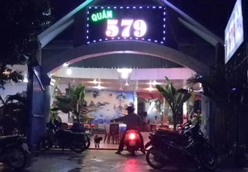 Muốn “vỡ ngực” vì quán hát với nhau ảnh 1