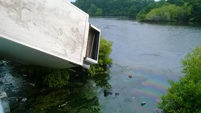 Xe tải đông lạnh "bay" xuống biển Vũng Tàu ảnh 4 Xe tải đông lạnh "bay" xuống biển Vũng Tàu ảnh 4