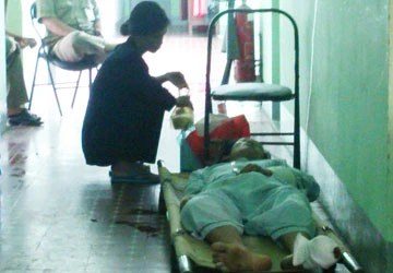 Vây bệnh viện đòi “xử” nghi can ảnh 1 Vây bệnh viện đòi “xử” nghi can ảnh 1