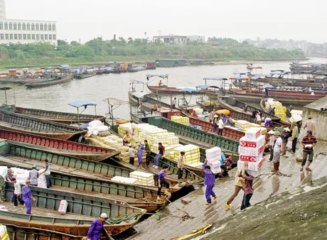 Ném mìn để “làm luật” ở bến đò sông biên giới Ka Long ảnh 1 Ném mìn để “làm luật” ở bến đò sông biên giới Ka Long ảnh 1