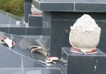 65 ngôi mộ bị đập phá trong đêm ảnh 1 65 ngôi mộ bị đập phá trong đêm ảnh 1