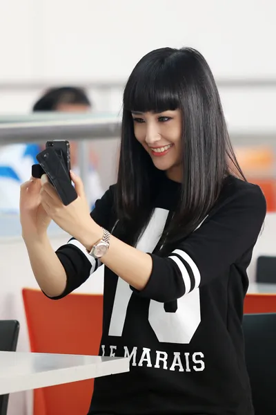 Mai Phương Thúy bất ngờ đổi mái ngố ảnh 3 Mai Phương Thúy bất ngờ đổi mái ngố ảnh 3