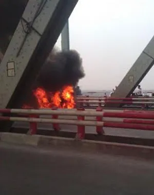 Ô tô 4 chỗ bốc cháy ngùn ngụt trên cầu Chương Dương ảnh 1 Ô tô 4 chỗ bốc cháy ngùn ngụt trên cầu Chương Dương ảnh 1