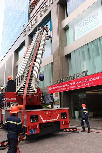 Diễn tập chữa cháy và cứu nạn, cứu hộ tại VINCOM CENTER Đồng Khởi ảnh 3