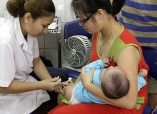 Dừng tiêm Quinvaxem vì... giấy chứng nhận tập huấn hết hạn ảnh 1