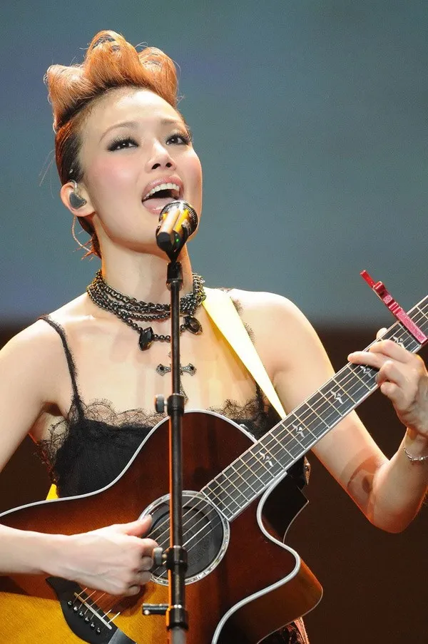 Lâm Chí Linh mua bảo hiểm… ngực trị giá 3,5 tỷ đồng ảnh 3 Lâm Chí Linh mua bảo hiểm… ngực trị giá 3,5 tỷ đồng ảnh 3