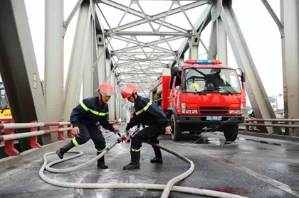 Ô tô 4 chỗ bốc cháy ngùn ngụt trên cầu Chương Dương ảnh 12 Ô tô 4 chỗ bốc cháy ngùn ngụt trên cầu Chương Dương ảnh 12