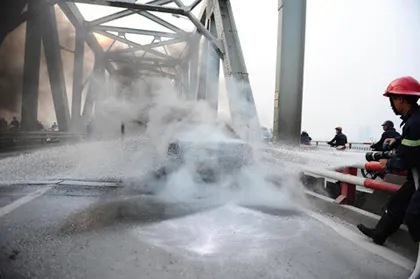 Ô tô 4 chỗ bốc cháy ngùn ngụt trên cầu Chương Dương ảnh 8 Ô tô 4 chỗ bốc cháy ngùn ngụt trên cầu Chương Dương ảnh 8