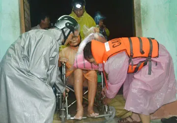 Dân làng Vân “chạy” bão ảnh 1