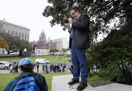 Hàng nghìn người đổ về nơi Kennedy bị ám sát ảnh 1