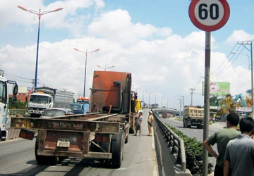 Lao vào xe đầu kéo tự tử nhưng không chết ảnh 1