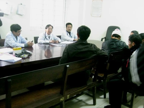 Bệnh nhân chết ngoài hành lang bệnh viện, người nhà bức xúc ảnh 1