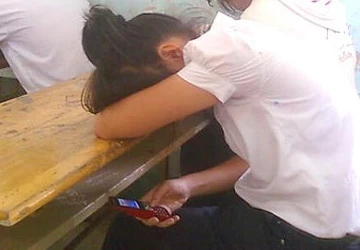 Giật mình với "thế giới di động" của học trò quê ảnh 1