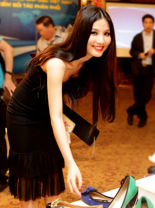 Midu, Diễm My 9X, Vân Trang khoe chân dài, vai thon ảnh 5 Midu, Diễm My 9X, Vân Trang khoe chân dài, vai thon ảnh 5