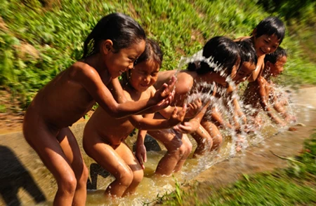 Ngắm trẻ vùng cao vẫy vùng trong dòng suối mát ảnh 2