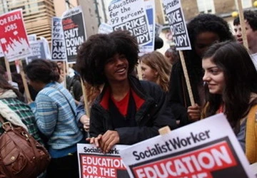 Sinh viên biểu tình phản đối tăng học phí tại Anh ảnh 1