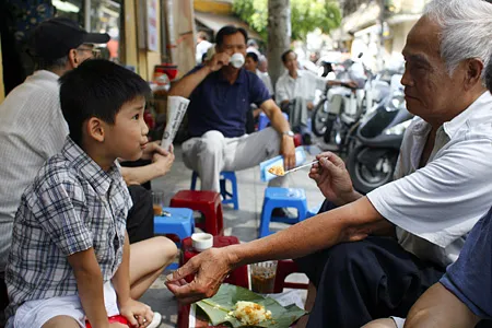 “Cà phê các cụ” trên hè phố cổ ảnh 8