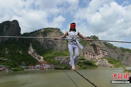 Sống sót thần kỳ sau khi rơi từ độ cao hơn 200m ảnh 1