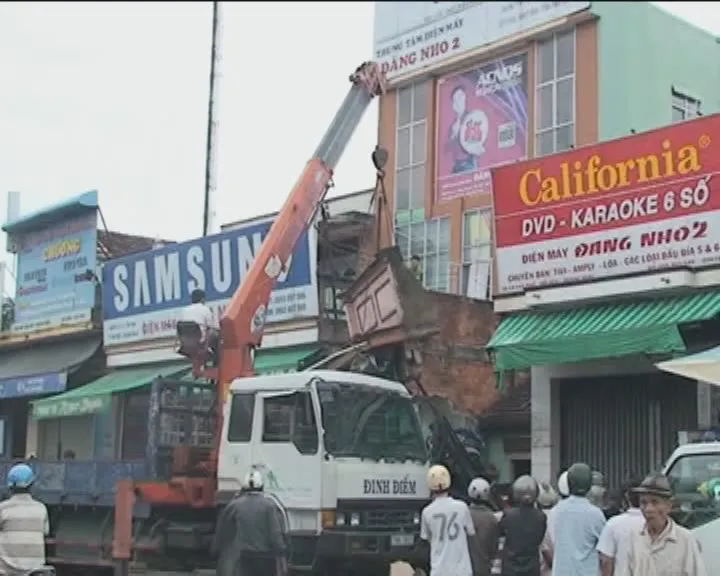 Ô tô húc sập quán ăn, 4 người bị thương ảnh 1