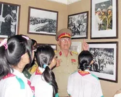 Trung tá Nguyễn Thịnh Trường (người tham gia đánh trận Điện Biên Phủ) đang kể về trận thắng lẫy lừng ở Điện Biên Phủ . Ảnh: SONG PHA