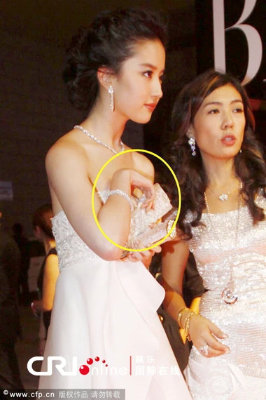 Lưu Diệc Phi sửa áo ngực ảnh 2