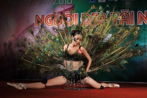 Hoàng My với điệu múa chim công. Ảnh: Hoàng Hà.