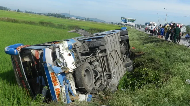 Xe lao xuống ruộng, 30 hành khách thoát chết ảnh 1 Xe lao xuống ruộng, 30 hành khách thoát chết ảnh 1