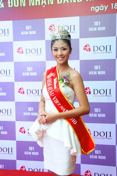 Tân Hoa hậu Ngọc Hân nhận món quà 200 triệu ảnh 1