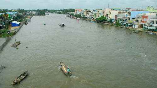 Về thăm dòng kênh Tình anh bán chiếu ảnh 1