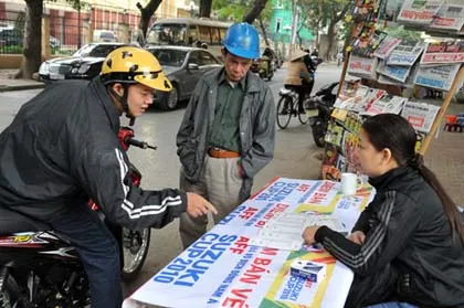 "Cò" nhộn nhịp quanh các quầy bán vé AFF Cup ảnh 1