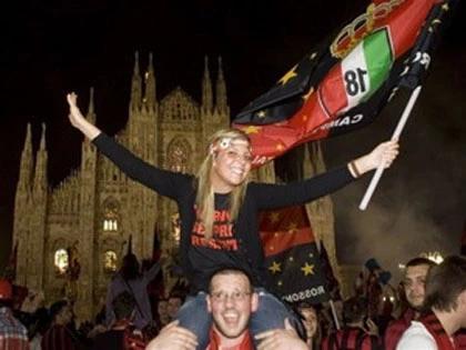 Chùm ảnh AC Milan ăn mừng chức vô địch Serie A ảnh 1