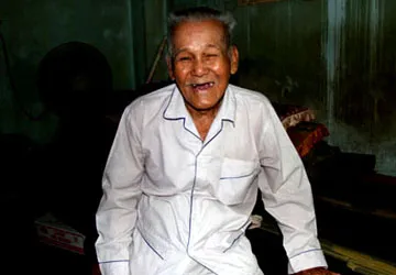 Ông lão nghèo trúng độc đắc lại trúng số ảnh 1