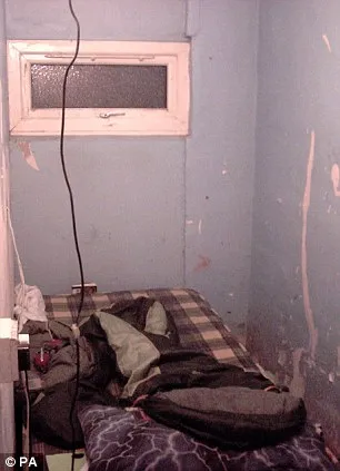 Bé 11 tuổi bị bỏ đói cả năm trong phòng bẩn thỉu ảnh 1 Bé 11 tuổi bị bỏ đói cả năm trong phòng bẩn thỉu ảnh 1