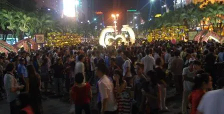 Đường hoa Nguyễn Huệ chật cứng người trong thời khắc giao thừa ảnh 1 Đường hoa Nguyễn Huệ chật cứng người trong thời khắc giao thừa ảnh 1