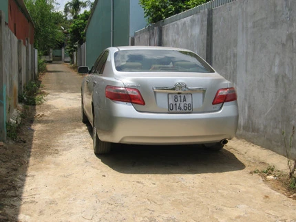 Hai ô tô bị trộm "cuỗm" hết bánh trong một đêm ảnh 1