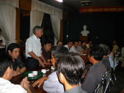 Tường thuật trực tiếp: Trục vớt chiếc xe khách bị lũ cuốn trôi - Phần 2 ảnh 4 Tường thuật trực tiếp: Trục vớt chiếc xe khách bị lũ cuốn trôi - Phần 2 ảnh 4