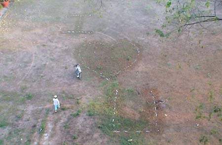 Màn tặng hoa 8/3 độc đáo của "ét vê" giao thông ảnh 1