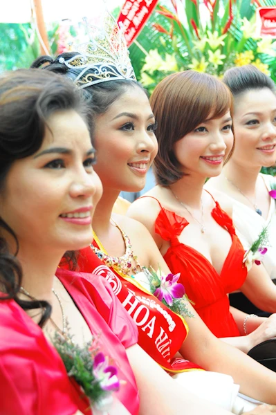 Tân Hoa hậu Ngọc Hân nhận món quà 200 triệu ảnh 4