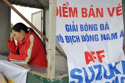 "Cò" nhộn nhịp quanh các quầy bán vé AFF Cup ảnh 8