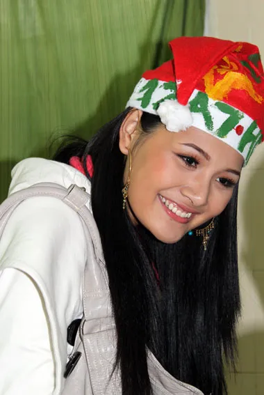 Hương Giang bật khóc khi làm từ thiện ảnh 1