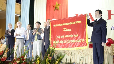 ĐH Hội nhà văn: Lần đầu tiên bầu đủ 15 uỷ viên BCH sau 20 năm ảnh 2