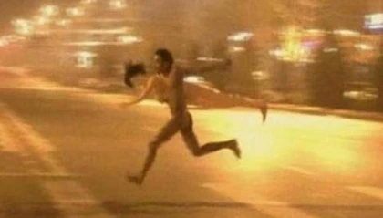 Khỏa thân ôm búp bê tình dục rượt đuổi giữa phố ảnh 2 Khỏa thân ôm búp bê tình dục rượt đuổi giữa phố ảnh 2