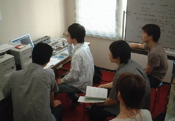 Bị phạt... uống axit pha loãng vì làm hỏng thí nghiệm ảnh 1