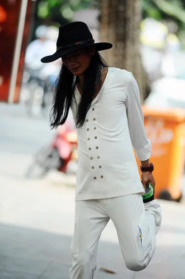 Đào Anh Khánh nhích từng cm quanh hồ Gươm ảnh 10 Đào Anh Khánh nhích từng cm quanh hồ Gươm ảnh 10